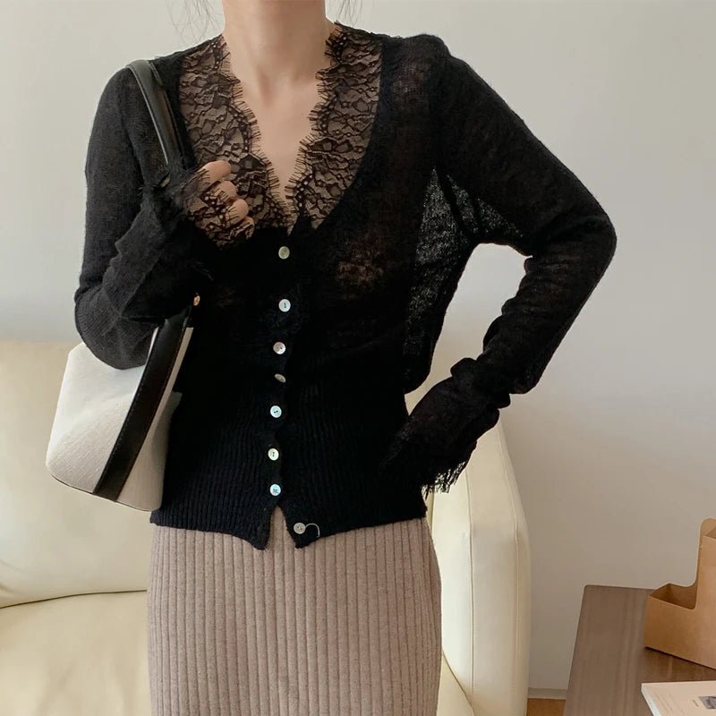 Alicia Strickjacke mit V-Ausschnitt und Spitzenbesatz