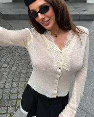 Alicia Strickjacke mit V-Ausschnitt und Spitzenbesatz