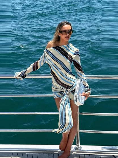 Cathy Gestreiftes Mini-Kleid mit schrägem Kragen