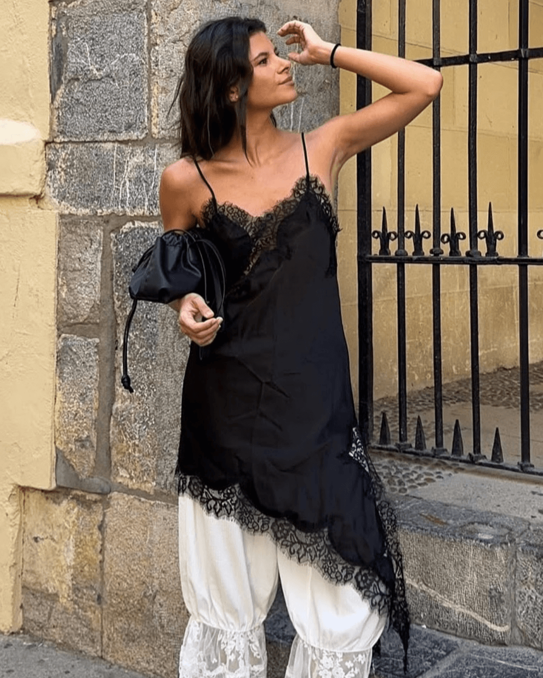 Gemma asymmetrisches Satin-Spitzen-Midikleid