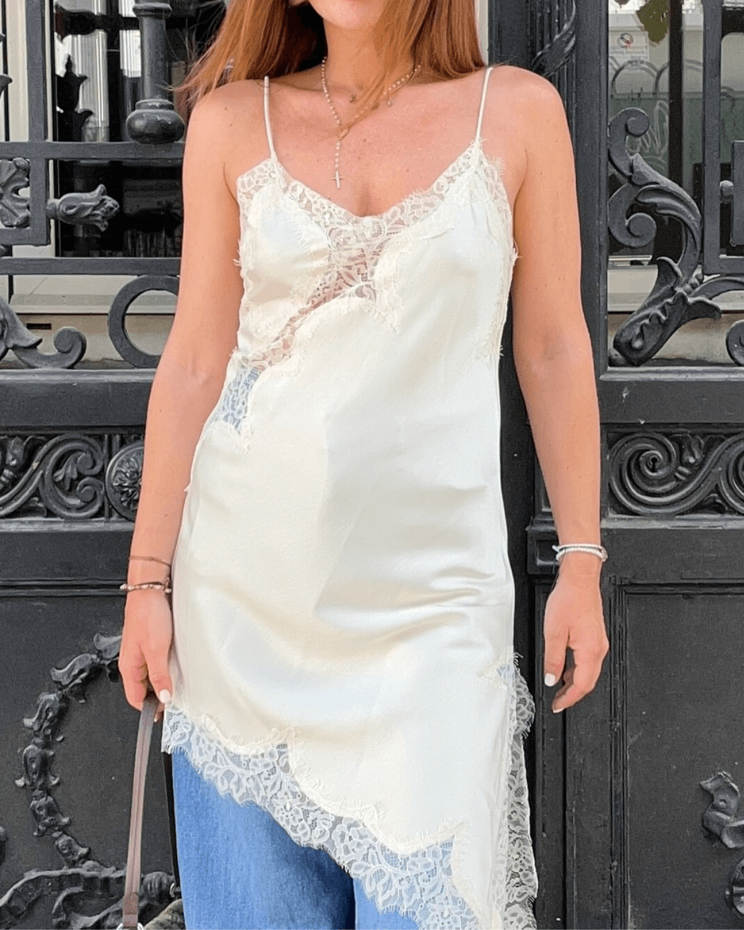 Gemma asymmetrisches Satin-Spitzen-Midikleid