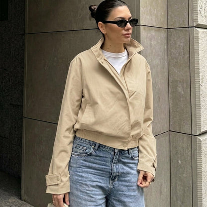 Isabel Kurz geschnittene Bomberjacke