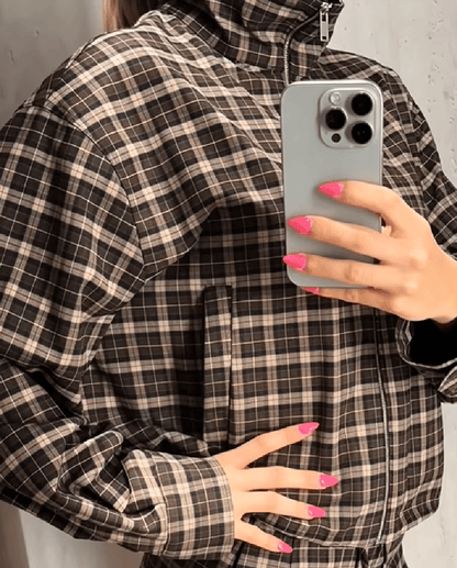 Eva Hochkragen Karierte Reißverschlussjacke