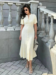 Daniela Midikleid aus Strick mit Falten und Glockenärmeln