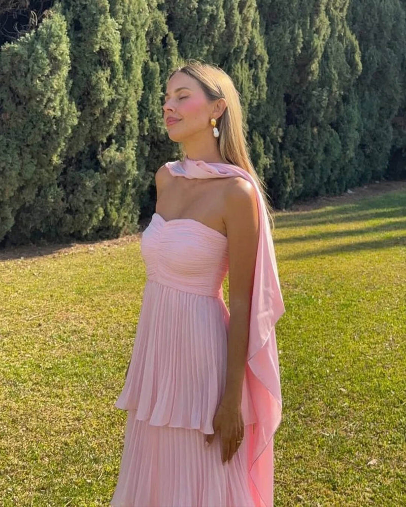 SOKYND rosa trägerloses plissiertes Maxikleid, draussen getragen