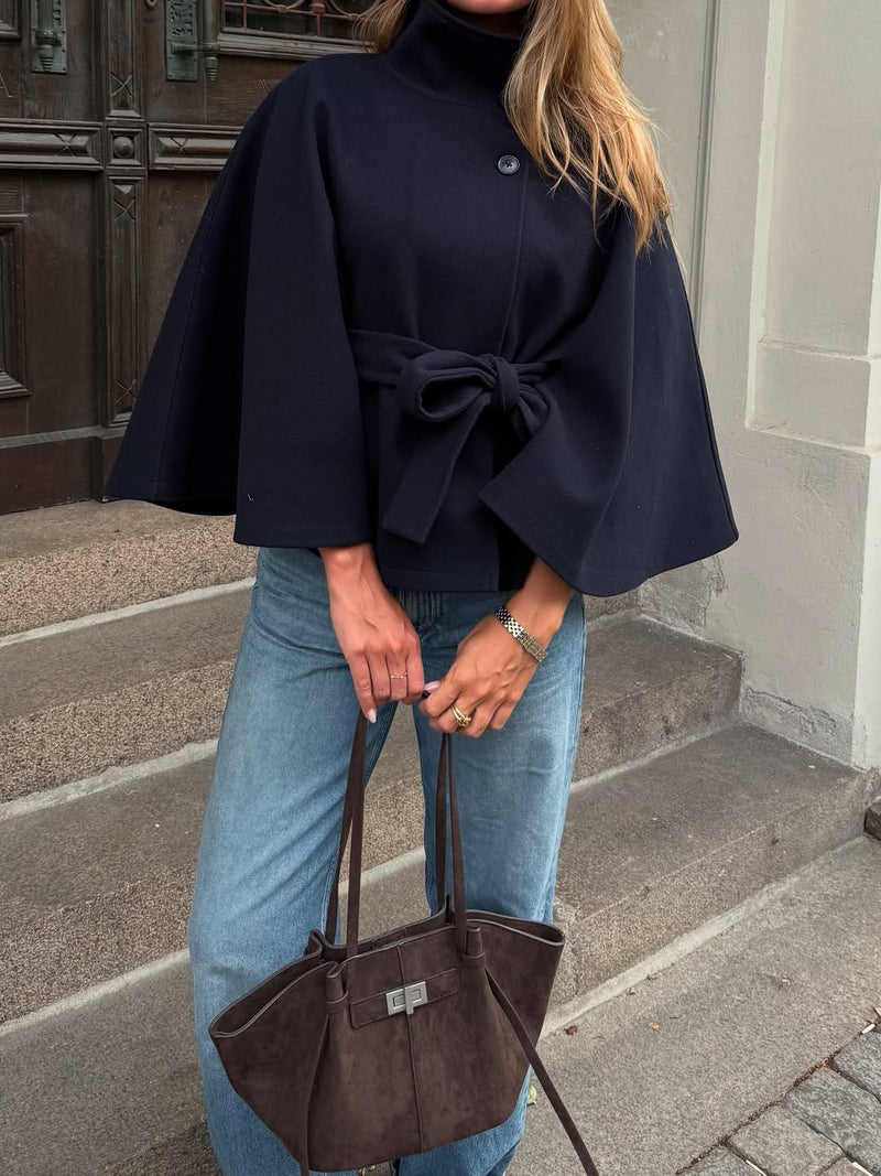 SOKYND dunkelblaue Cape-Jacke mit Gürtel, draussen getragen