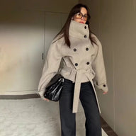 Laura Mantel mit Gürtel und Funnel‑Neck