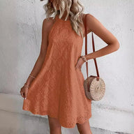 <h2>Lena Broderie-Anglaise Besticktes Mini-Kleid für Frauen</h2>

<p>Die Broderie-Anglaise-Stickerei übernimmt hier viel — das zarte Lochmuster fügt Textur und visuelles Interesse hinzu, ohne dass du Accessoires brauchst. Kombiniert mit Mini-Länge ergibt 