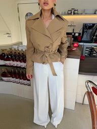 Lola Schnür-Kurzer Trenchcoat