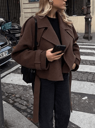 Mary Mantel mit hohem Kragen