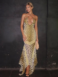 <h2>Mary Leopard Print Neckholder Maxikleid für Frauen</h2>
<p>Der rückenfreie Neckholder-Schnitt übernimmt hier viel — offen am Rücken, am Hals geschlossen, mit asymmetrischem Saum, der bei jeder Bewegung mitschwingt. Der Leopardenprint in dieser Länge w