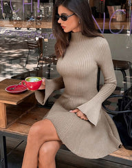 Sara Pullkleid mit Glockenärmeln und Rippstrick